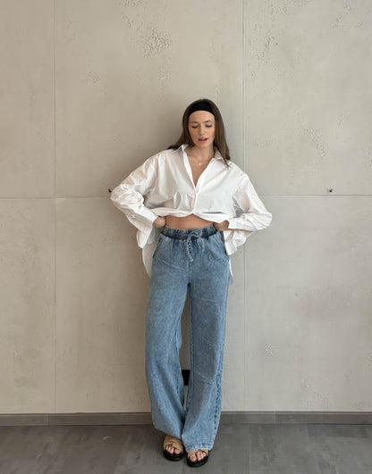 Frau mit brauen Haaren trägt Jeans im Jogging style 