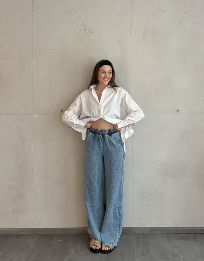 Frau mit brauen Haaren trägt Jeans im Jogging style 