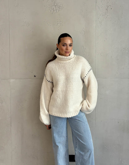 Oversize Rollkragenpullover mit abgesetzter Naht