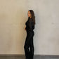 Frau mit brauen Haaren trägt Paillettenhose in schwarz