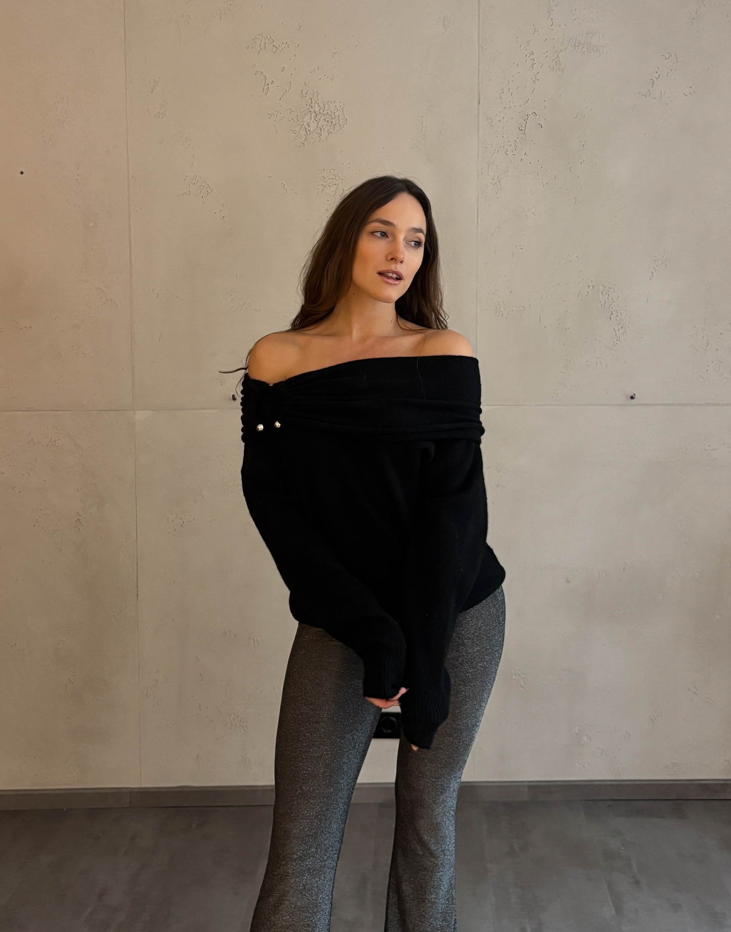 Schulterfreier Pullover mit Details