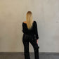Frau mit blonden Haaren trägt Samt Paillettenhose in Schwarz