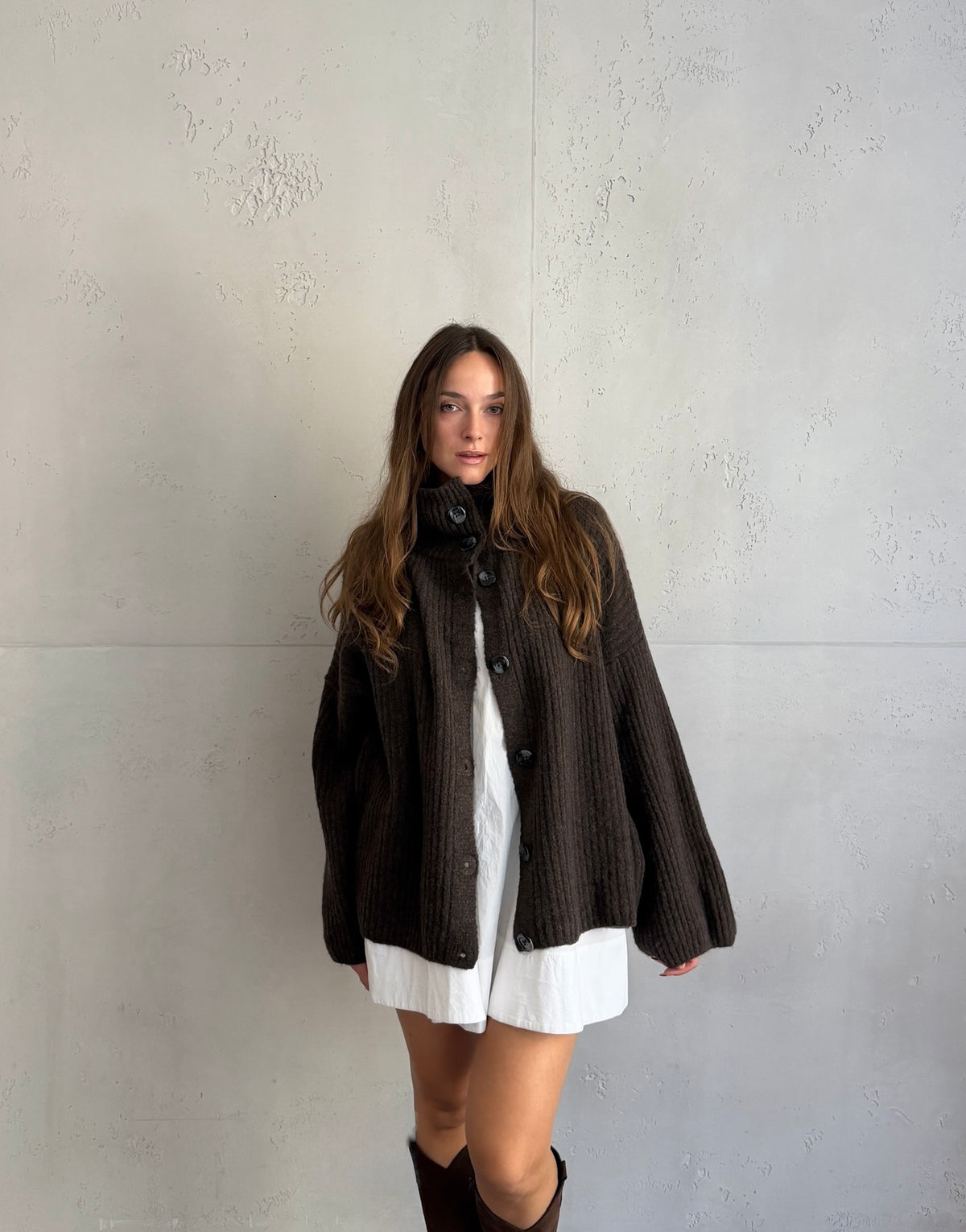 Lange Alpaka-Strickjacke mit großen Knöpfen