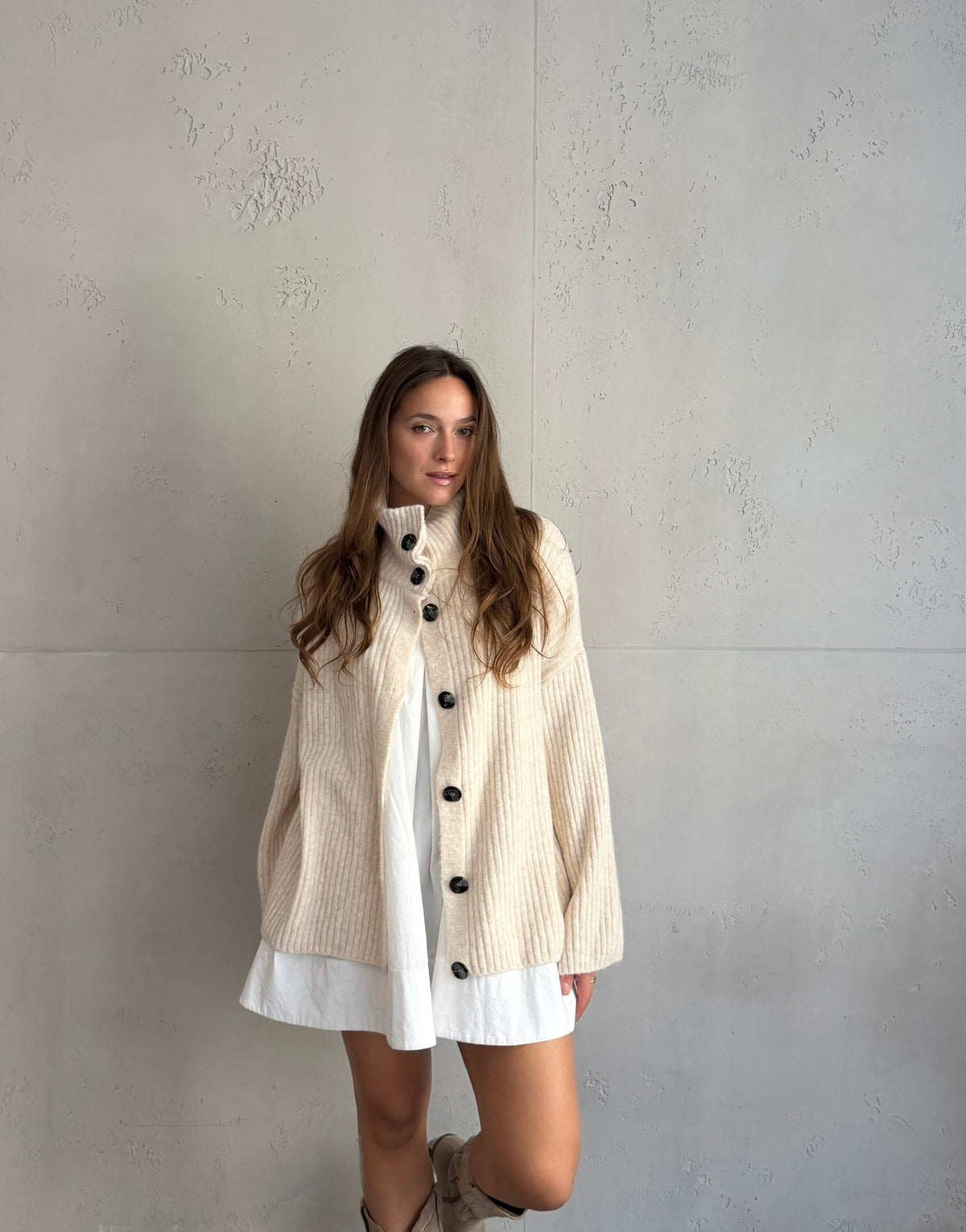 Lange Alpaka-Strickjacke mit großen Knöpfen