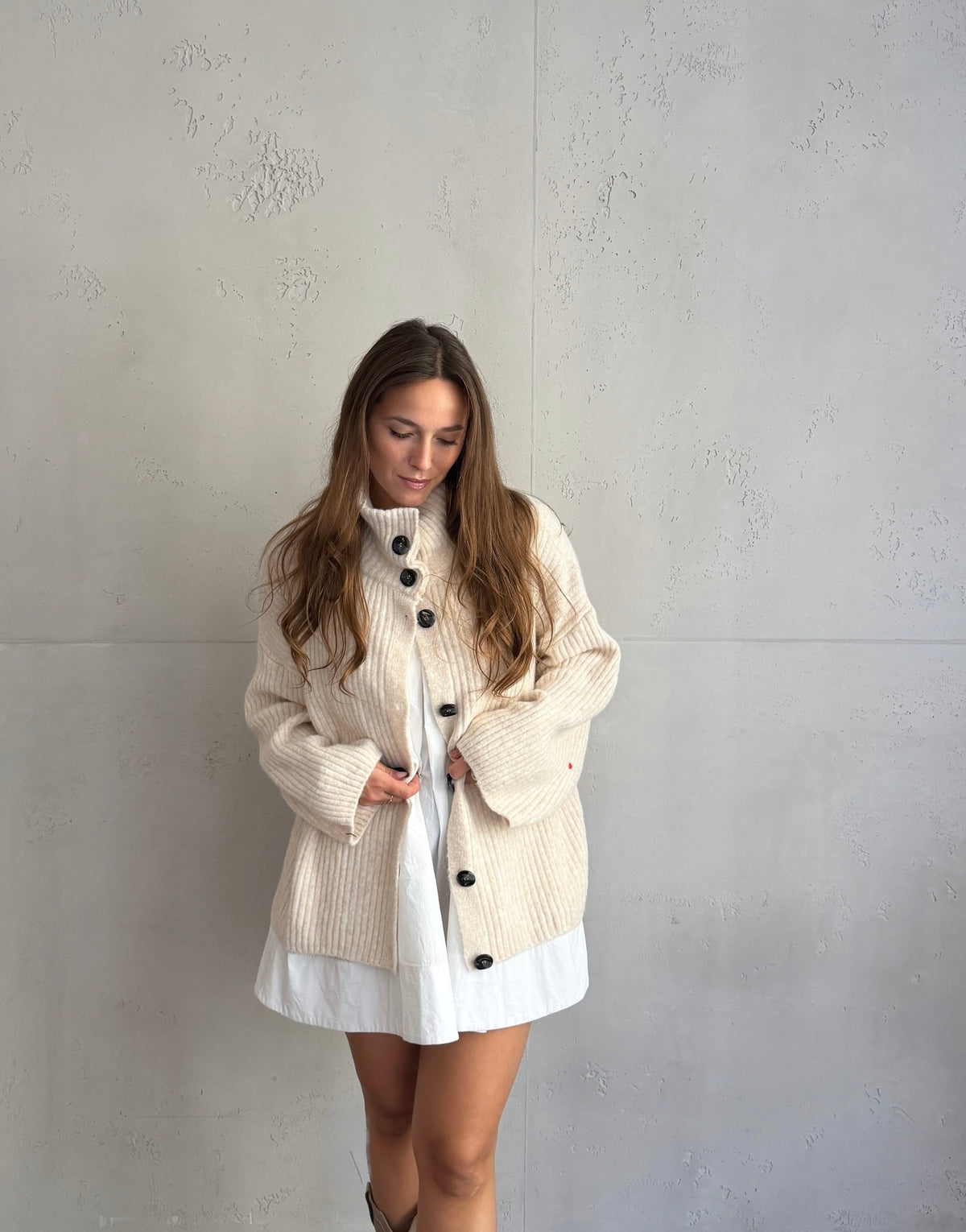 Lange Alpaka-Strickjacke mit großen Knöpfen