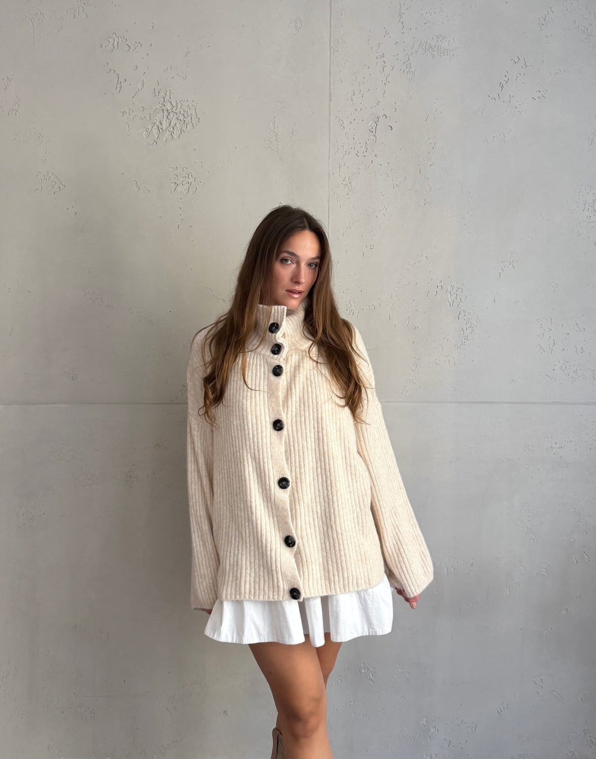 Lange Alpaka-Strickjacke mit großen Knöpfen