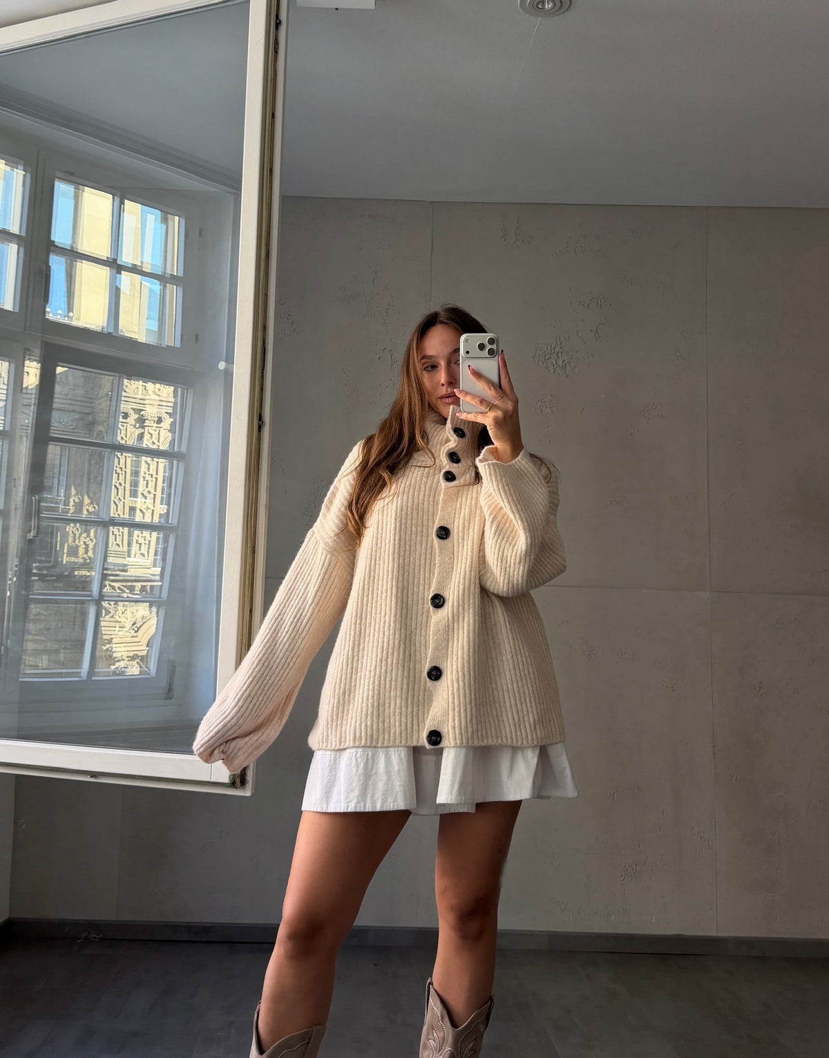 Lange Alpaka-Strickjacke mit großen Knöpfen