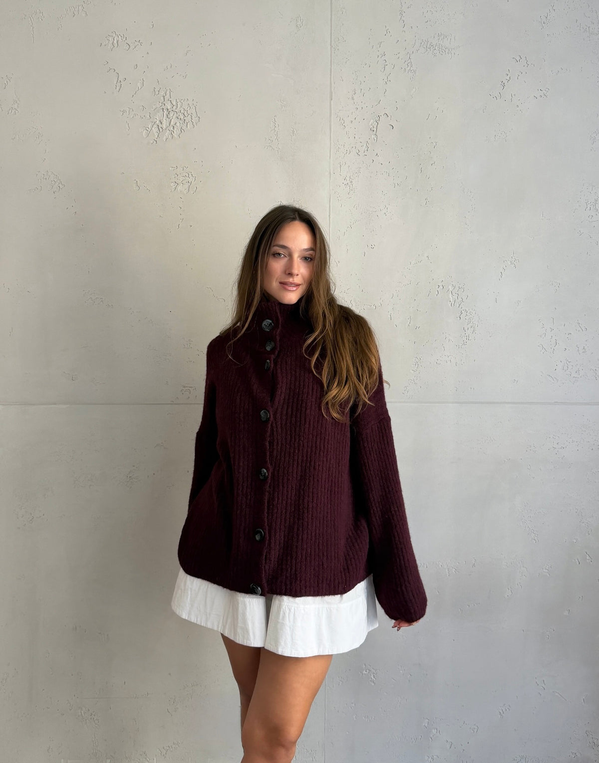 Lange Alpaka-Strickjacke mit großen Knöpfen