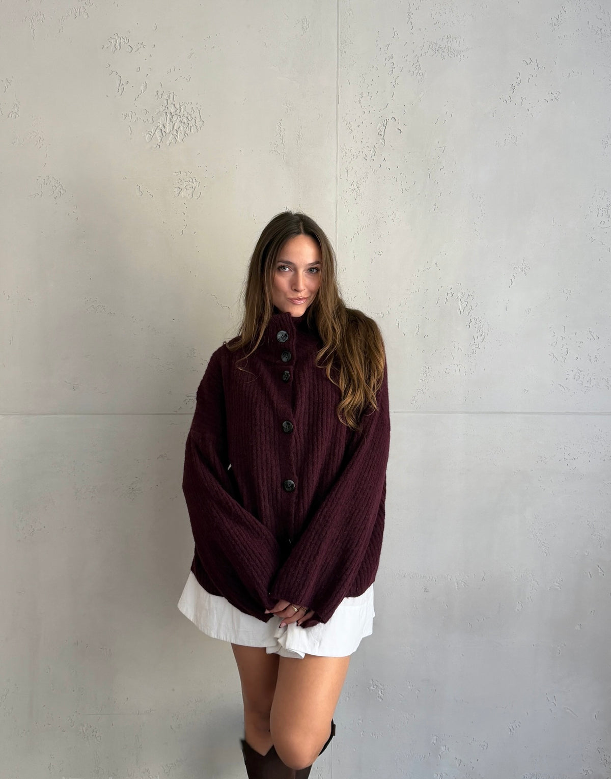 Lange Alpaka-Strickjacke mit großen Knöpfen