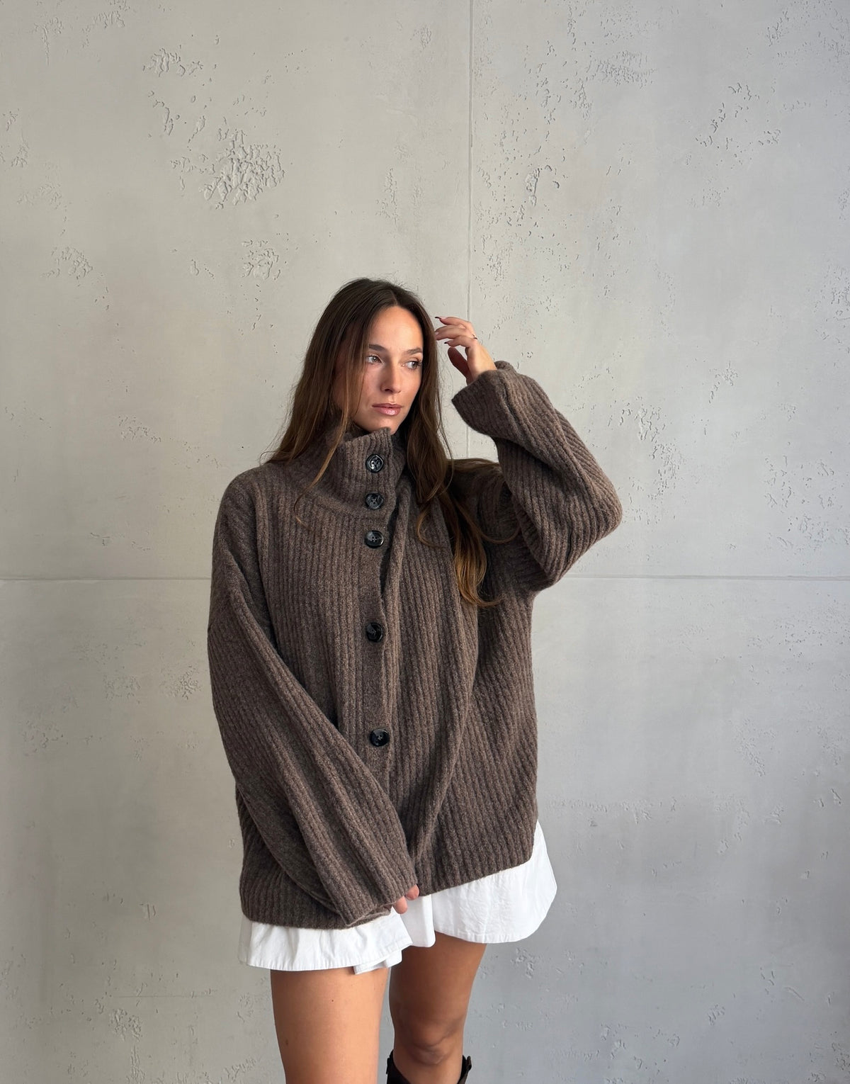 Lange Alpaka-Strickjacke mit großen Knöpfen