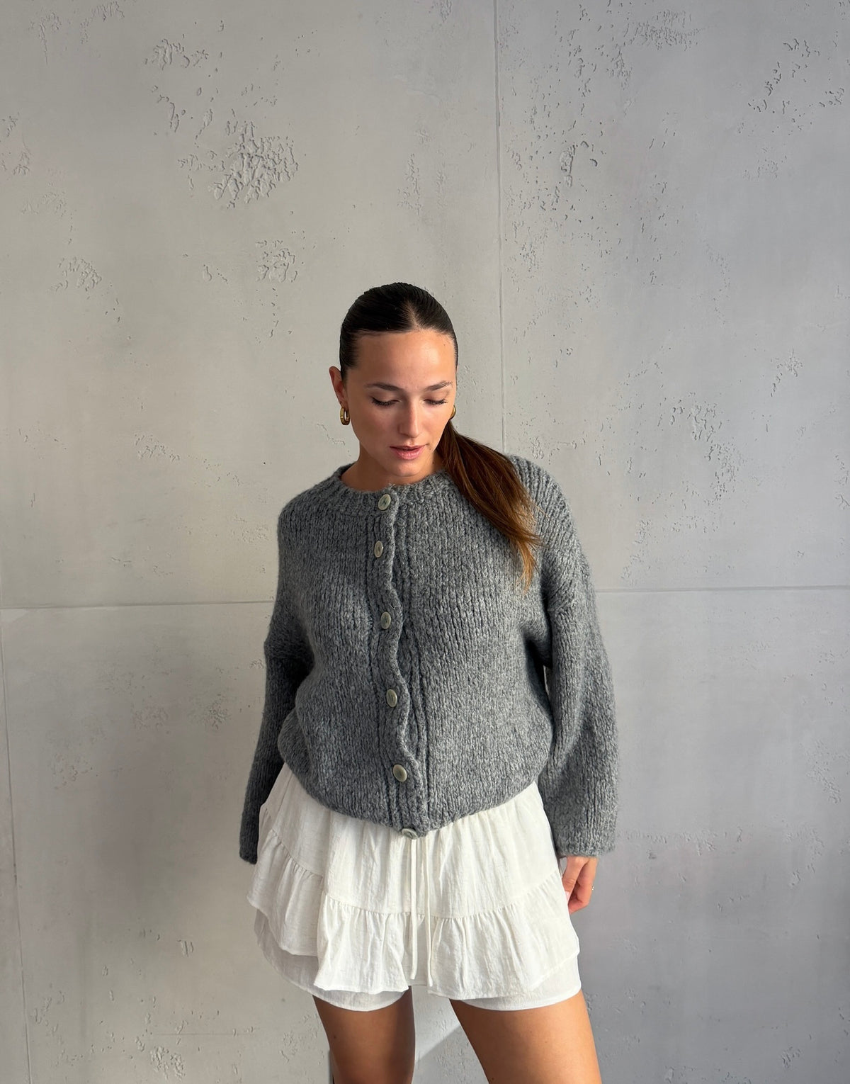Grobgestrickter Cardigan mit großen Knöpfen