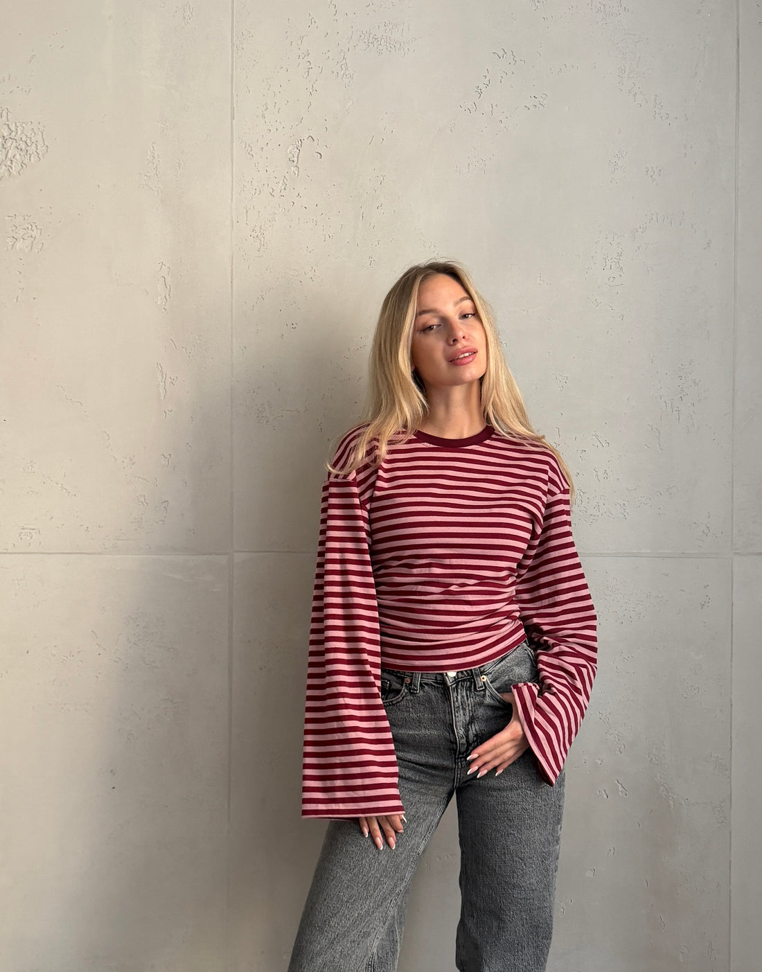 Tailliertes Longsleeve mit lockerer Schulter