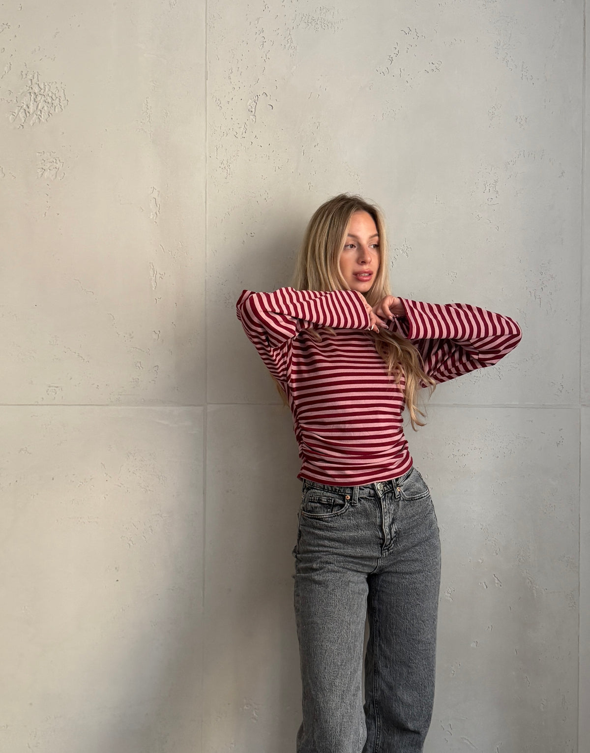 Tailliertes Longsleeve mit lockerer Schulter