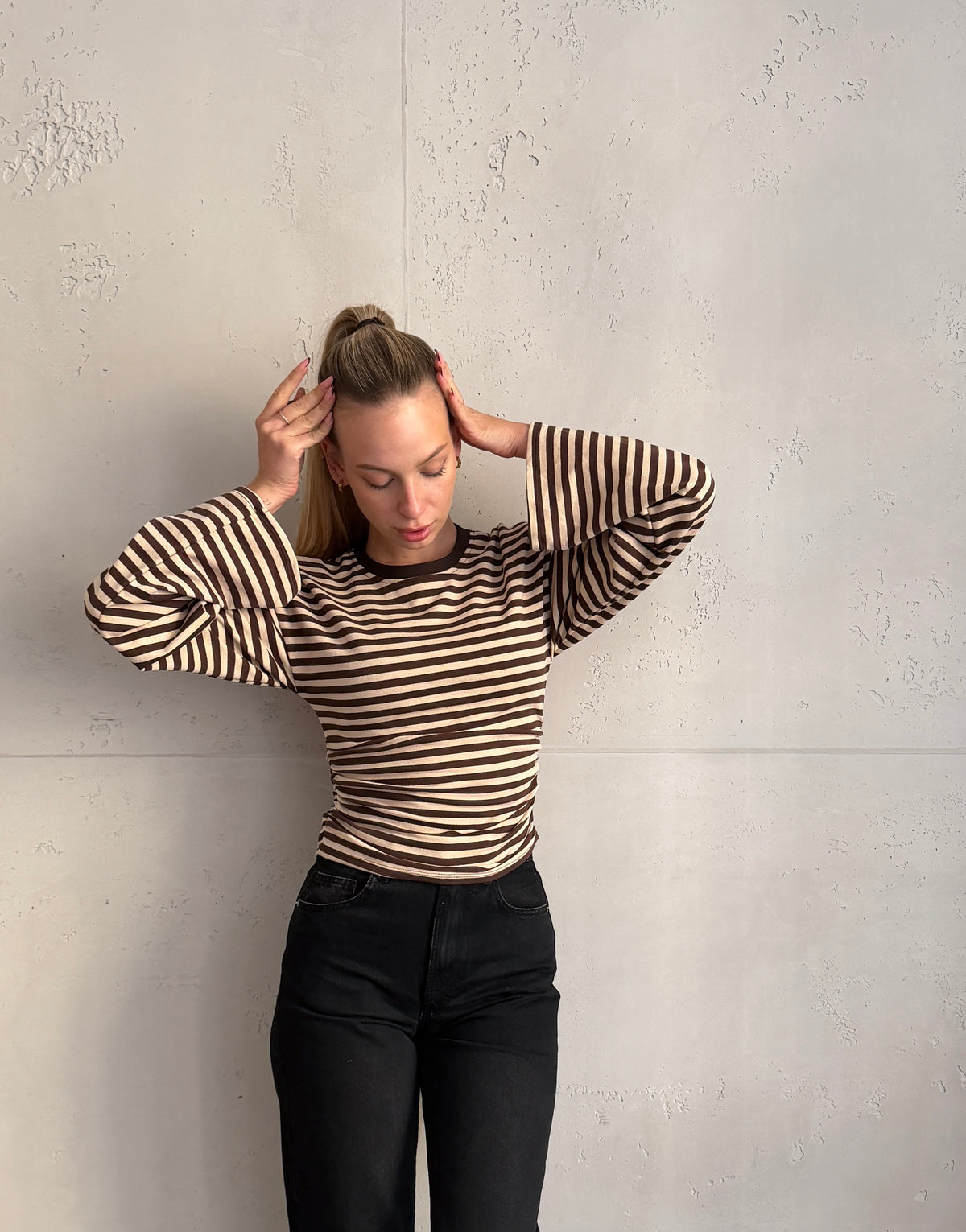 Tailliertes Longsleeve mit lockerer Schulter