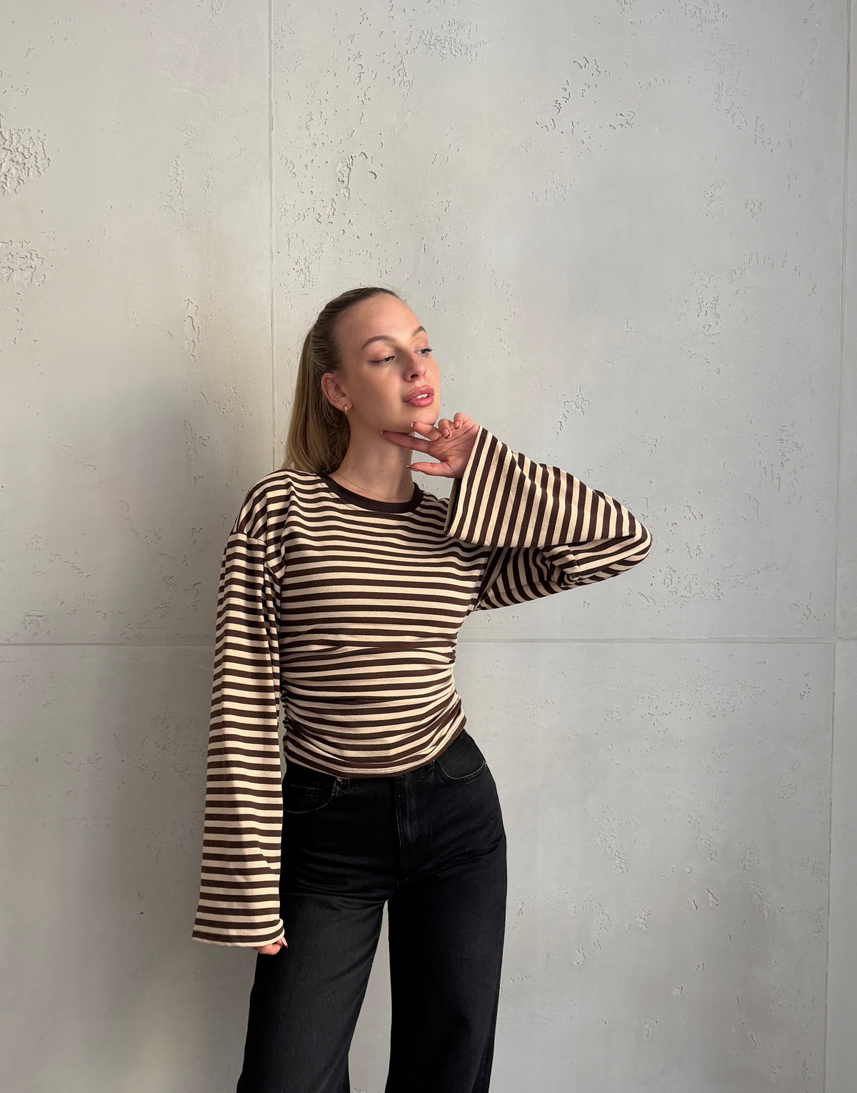 Tailliertes Longsleeve mit lockerer Schulter