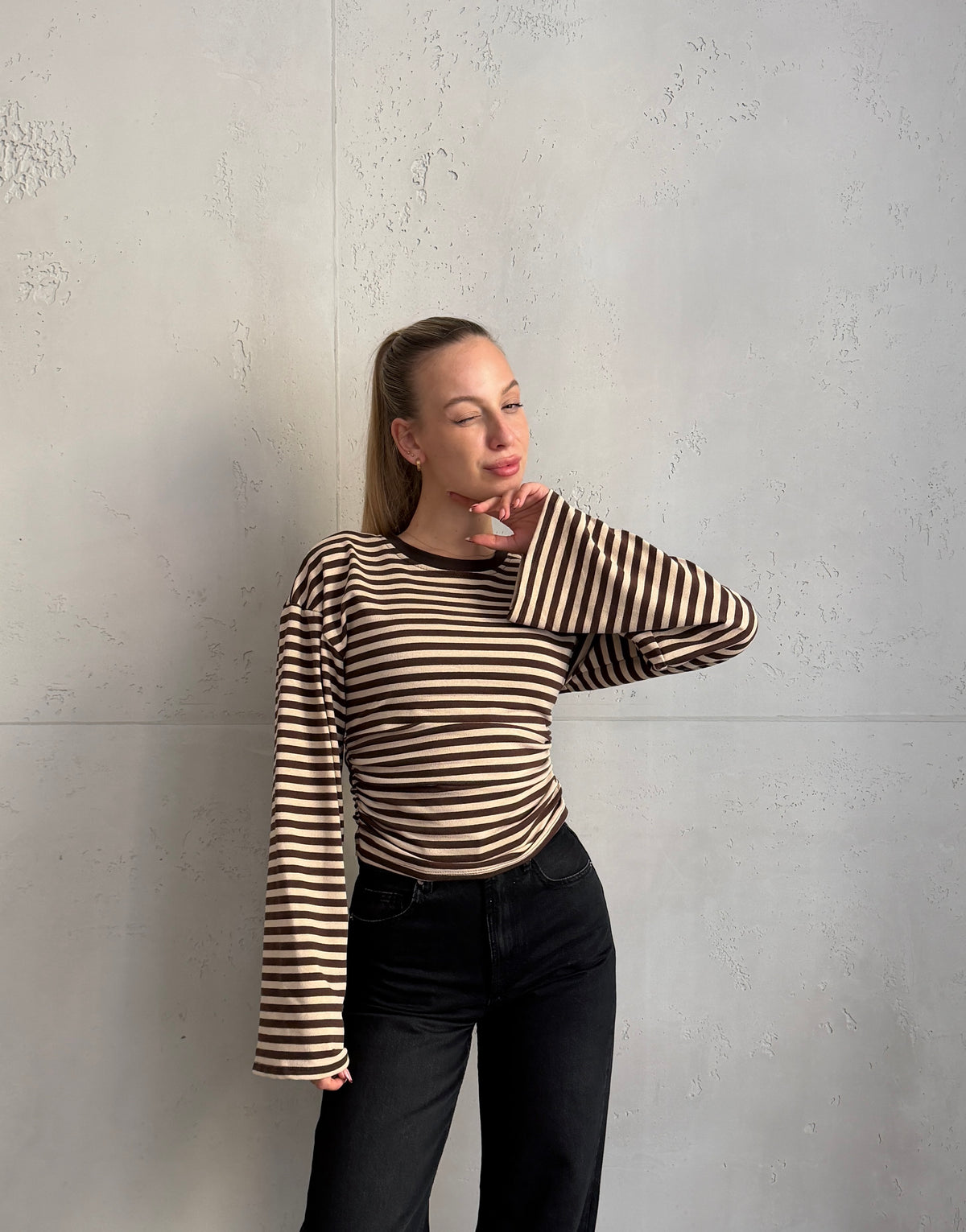 Tailliertes Longsleeve mit lockerer Schulter