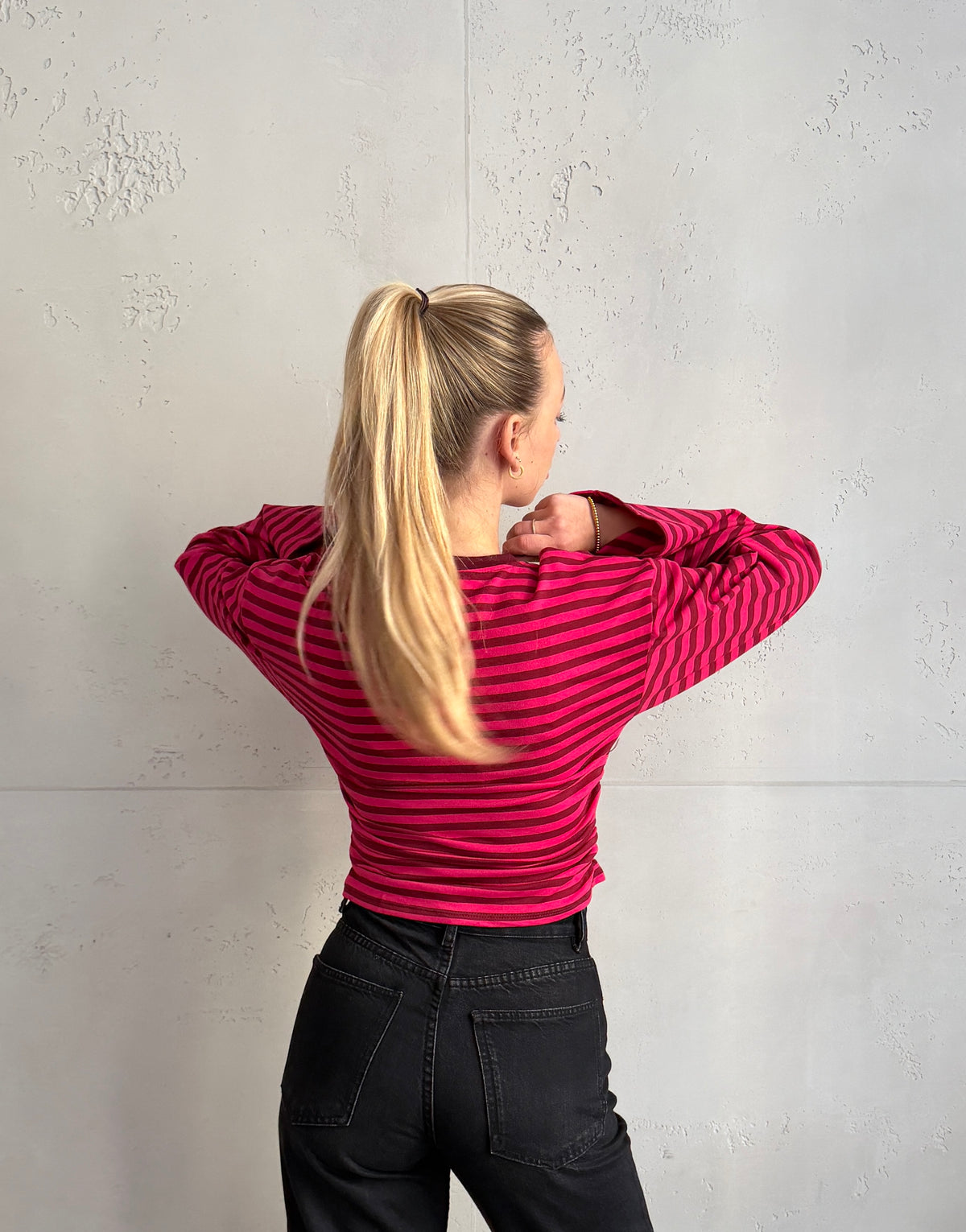 Tailliertes Longsleeve mit lockerer Schulter