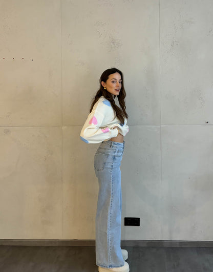 Frau mit brauen Haaren trägt wide leg Jeans