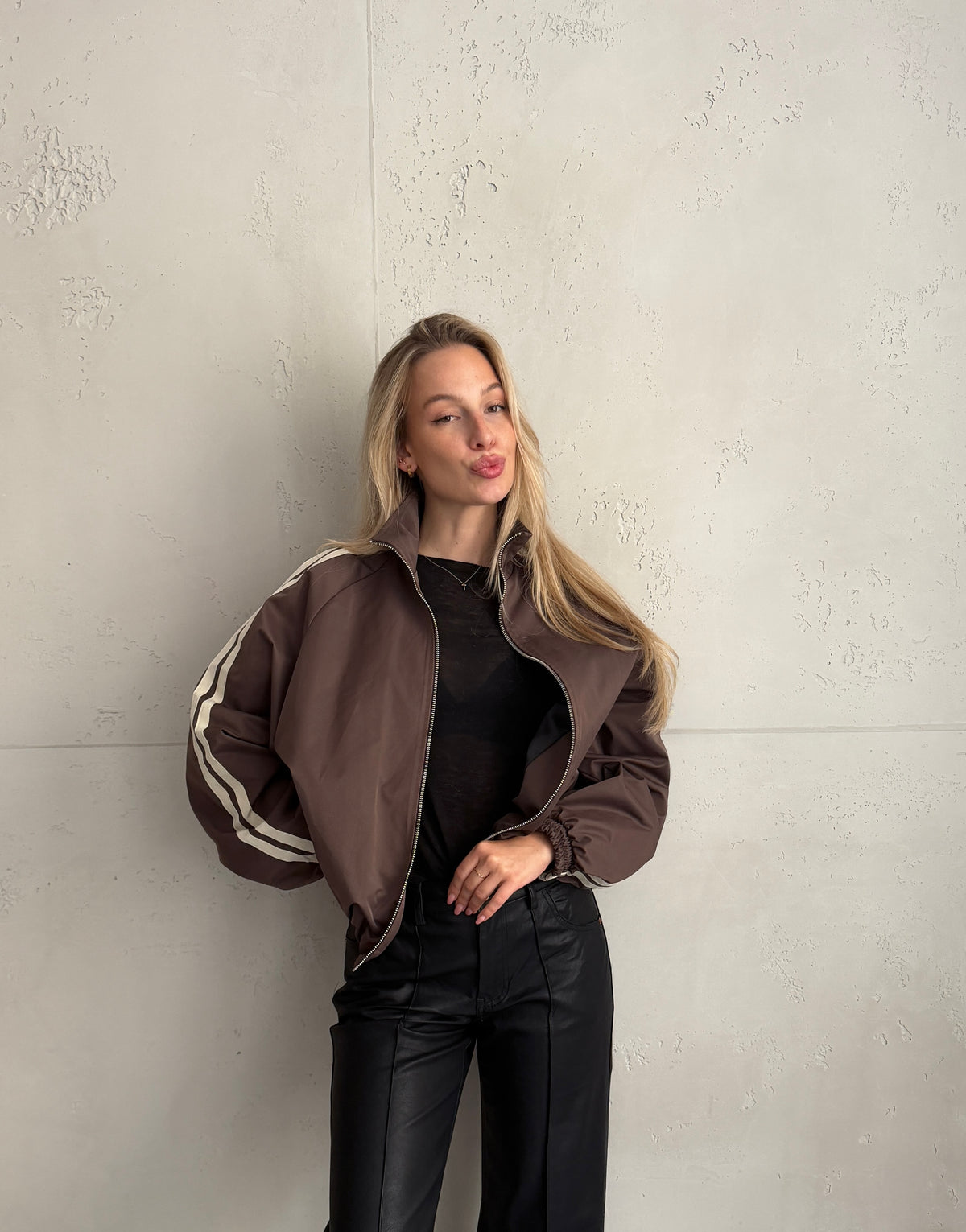 Windjacke mit Ärmelstreifen