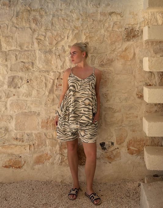 Frau mit blonden Haaren trägt zebra Set
