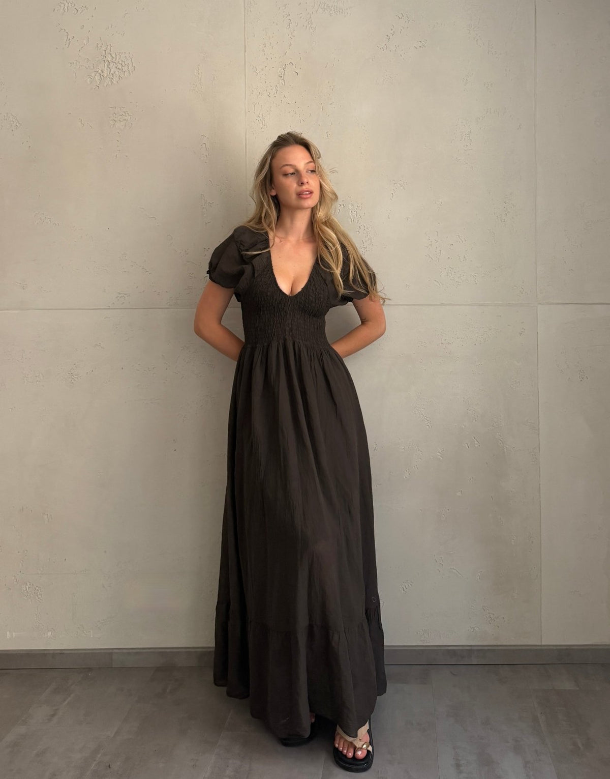 Baumwoll Maxikleid mit Kurzarm & Gummibund – Uni in Khaki - Switch-Fashion