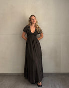 Baumwoll Maxikleid mit Kurzarm & Gummibund – Uni in Khaki - Switch-Fashion