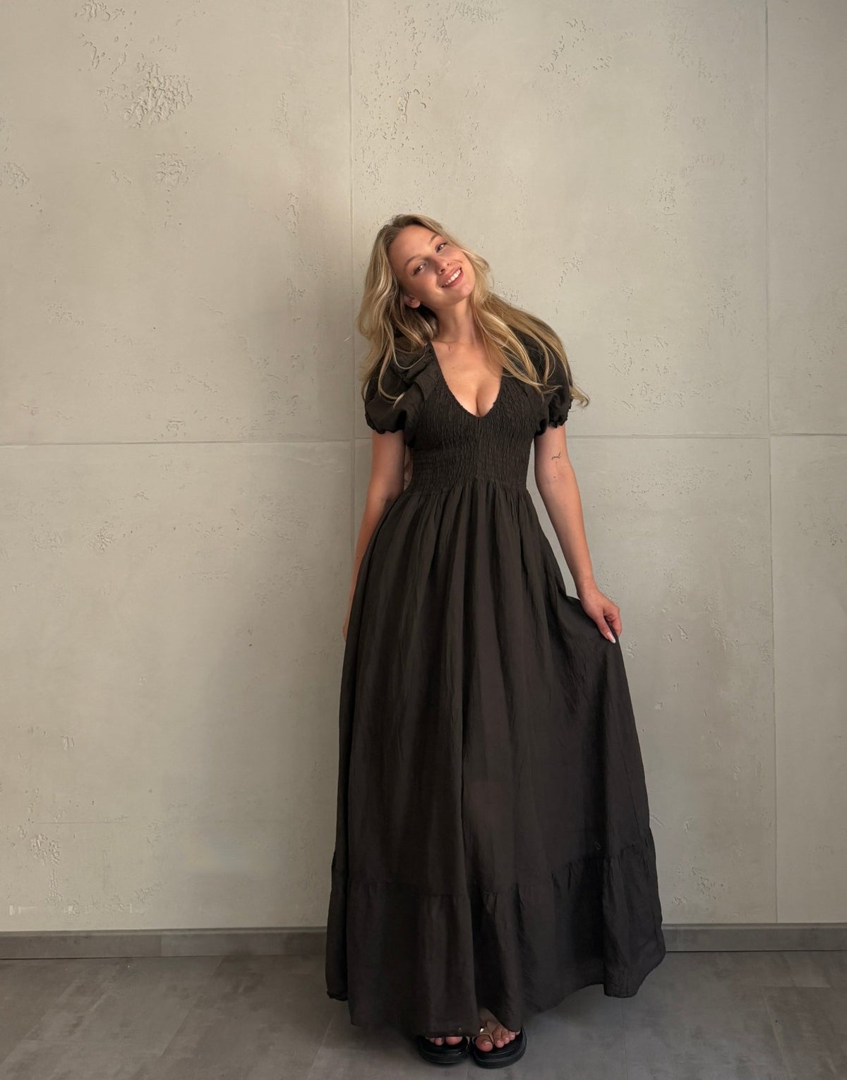 Baumwoll Maxikleid mit Kurzarm & Gummibund – Uni in Khaki - Switch-Fashion