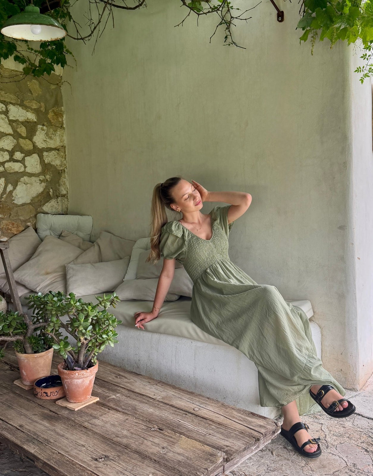Baumwoll Maxikleid mit Kurzarm & Gummibund – Uni in Khaki - Switch-Fashion