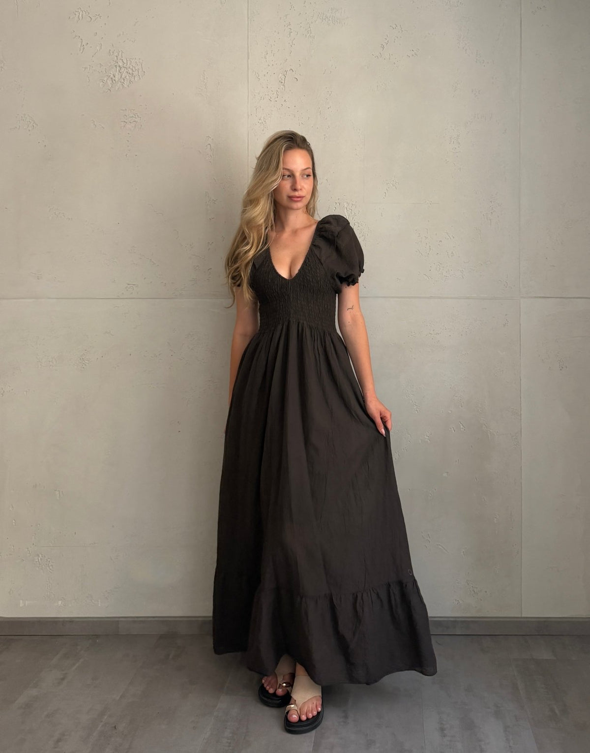 Baumwoll Maxikleid mit Kurzarm & Gummibund – Uni in Khaki - Switch-Fashion