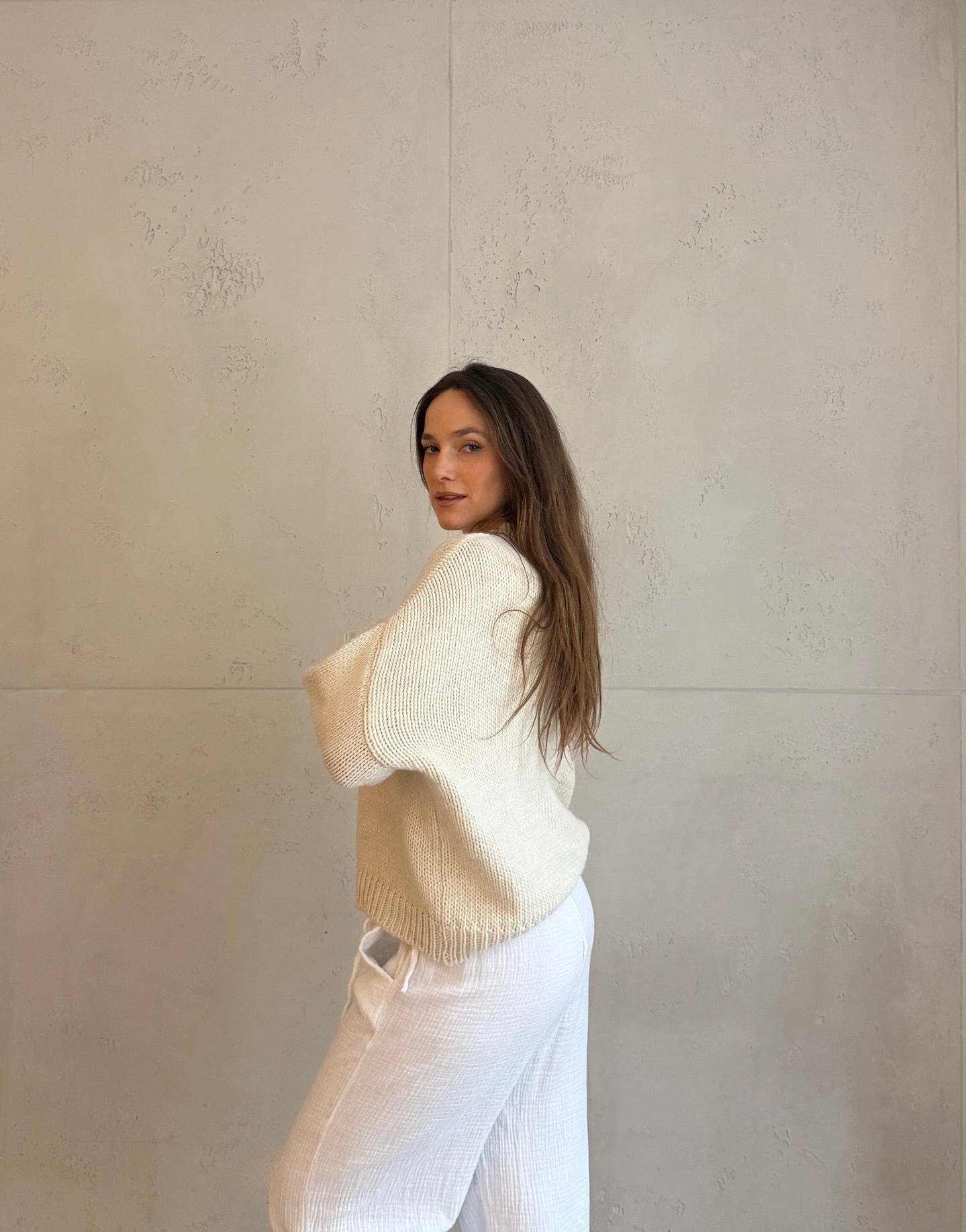 Beiger Strickpullover mit "Girls" Web - Design - Switch - Fashion