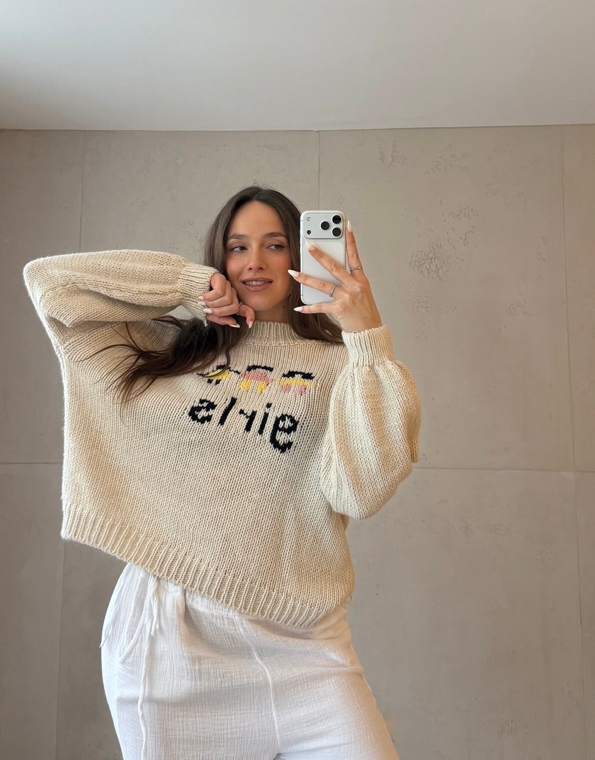 Beiger Strickpullover mit "Girls" Web - Design - Switch - Fashion