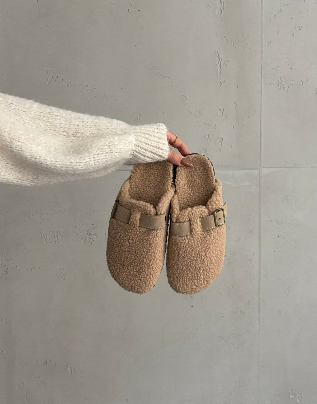Bouclé-Schlappen mit verstellbarer Schnalle
