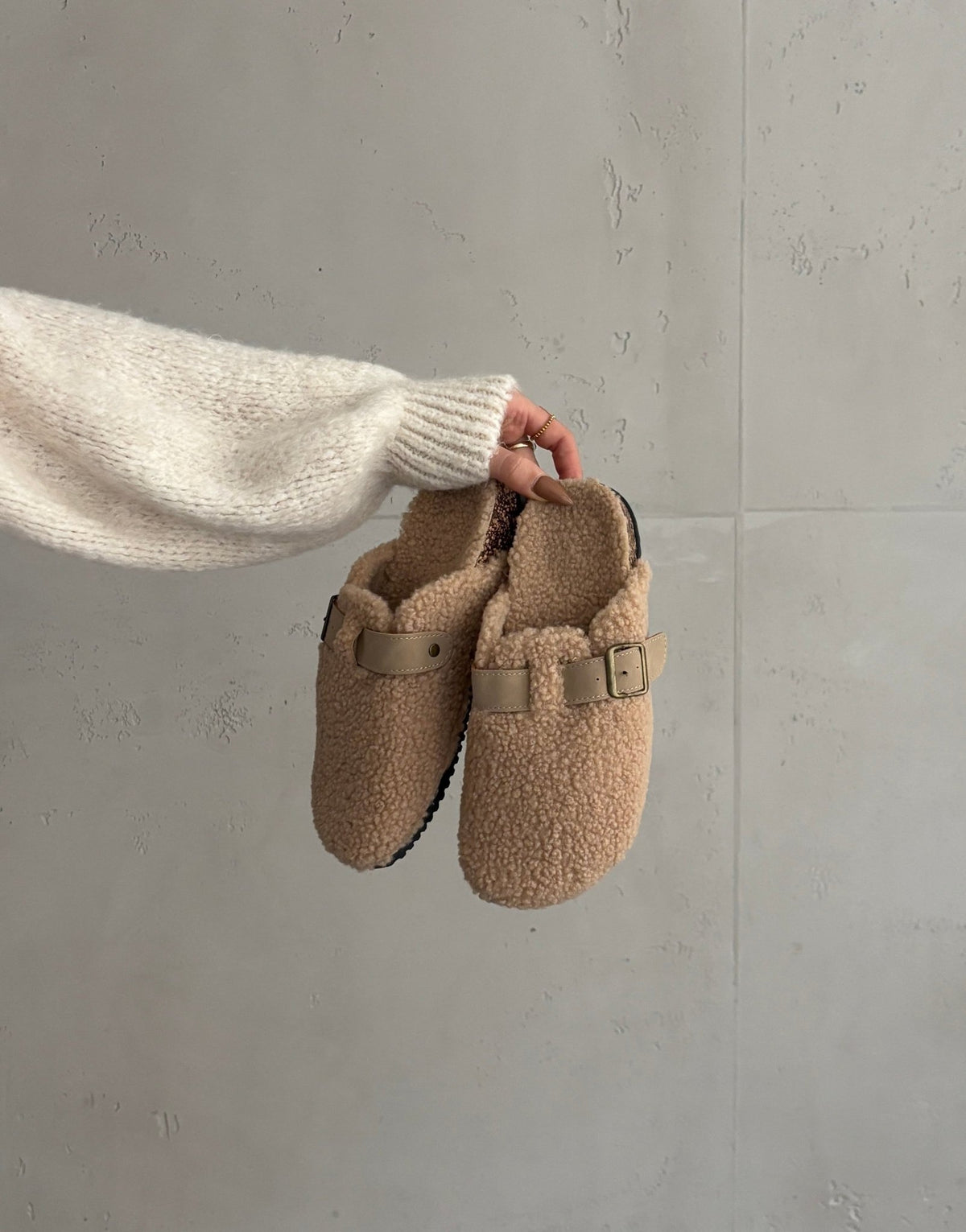 Bouclé-Schlappen mit verstellbarer Schnalle