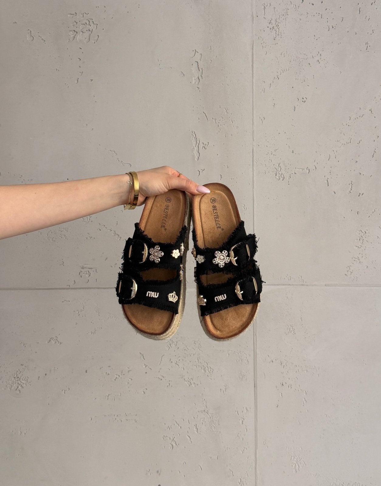 Canvas - Schlappen mit Charms und ausgefransten Riemen - Switch - Fashion