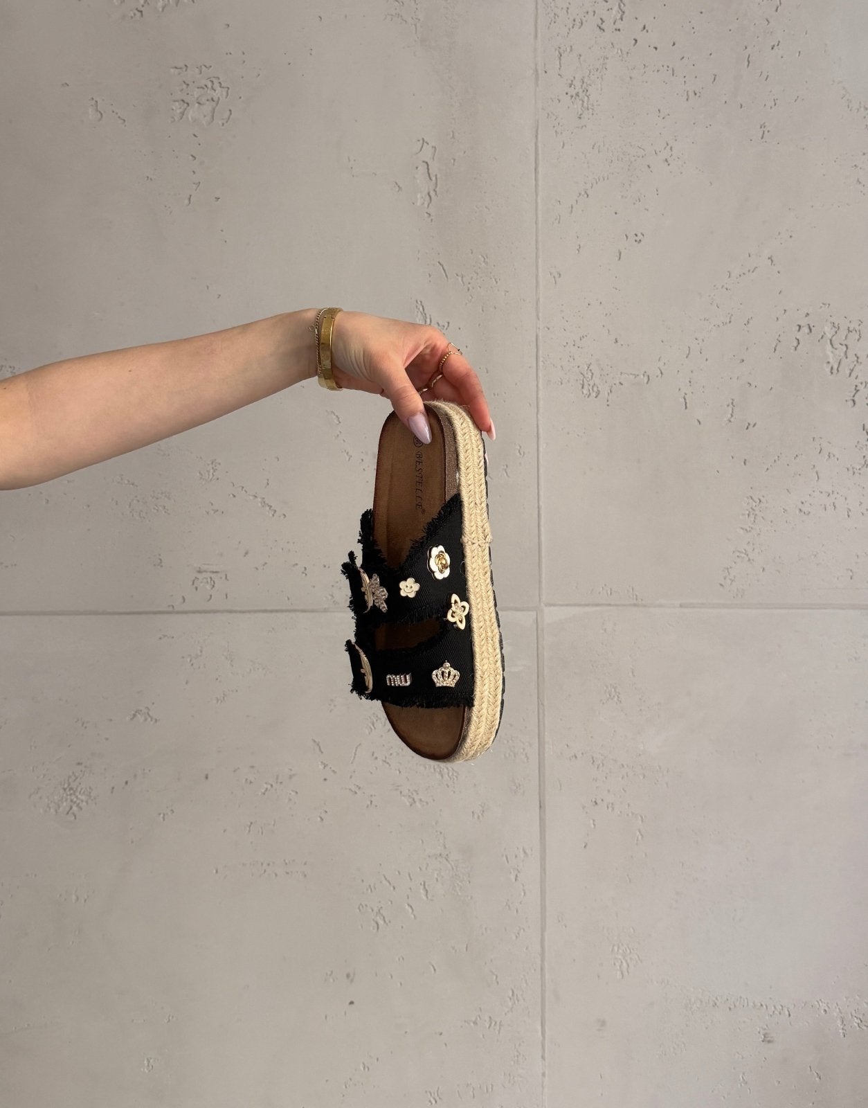 Canvas - Schlappen mit Charms und ausgefransten Riemen - Switch - Fashion