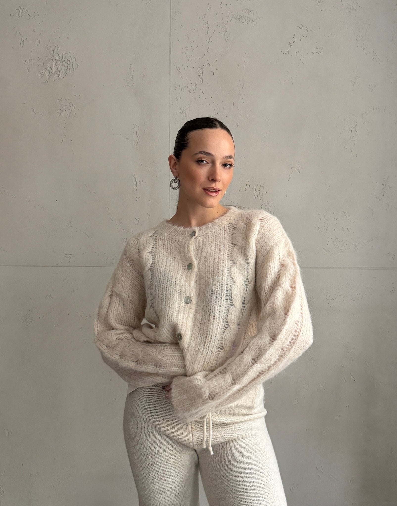 Cozy Basic: Kurze Strickjacke mit Zopfmuster - Switch - Fashion