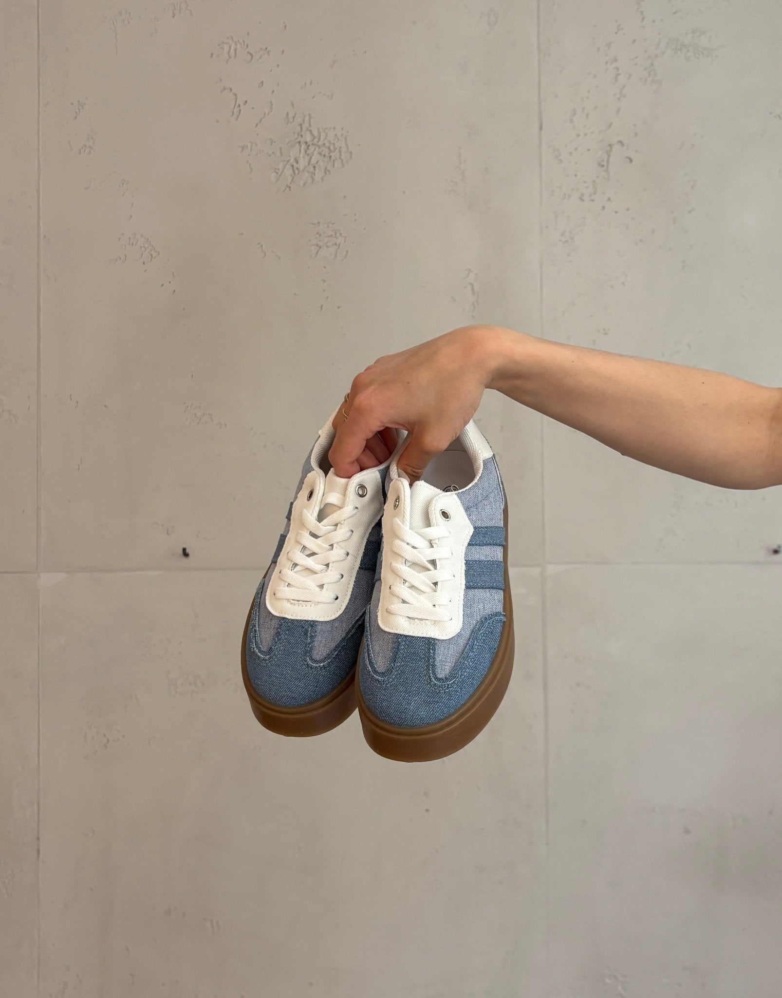 Denim Sneaker mit beiger Sohle in hellblau - Switch - Fashion