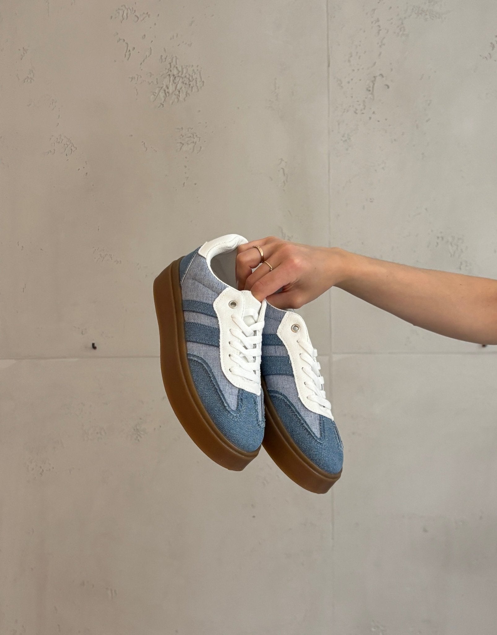Denim Sneaker mit beiger Sohle in hellblau - Switch - Fashion