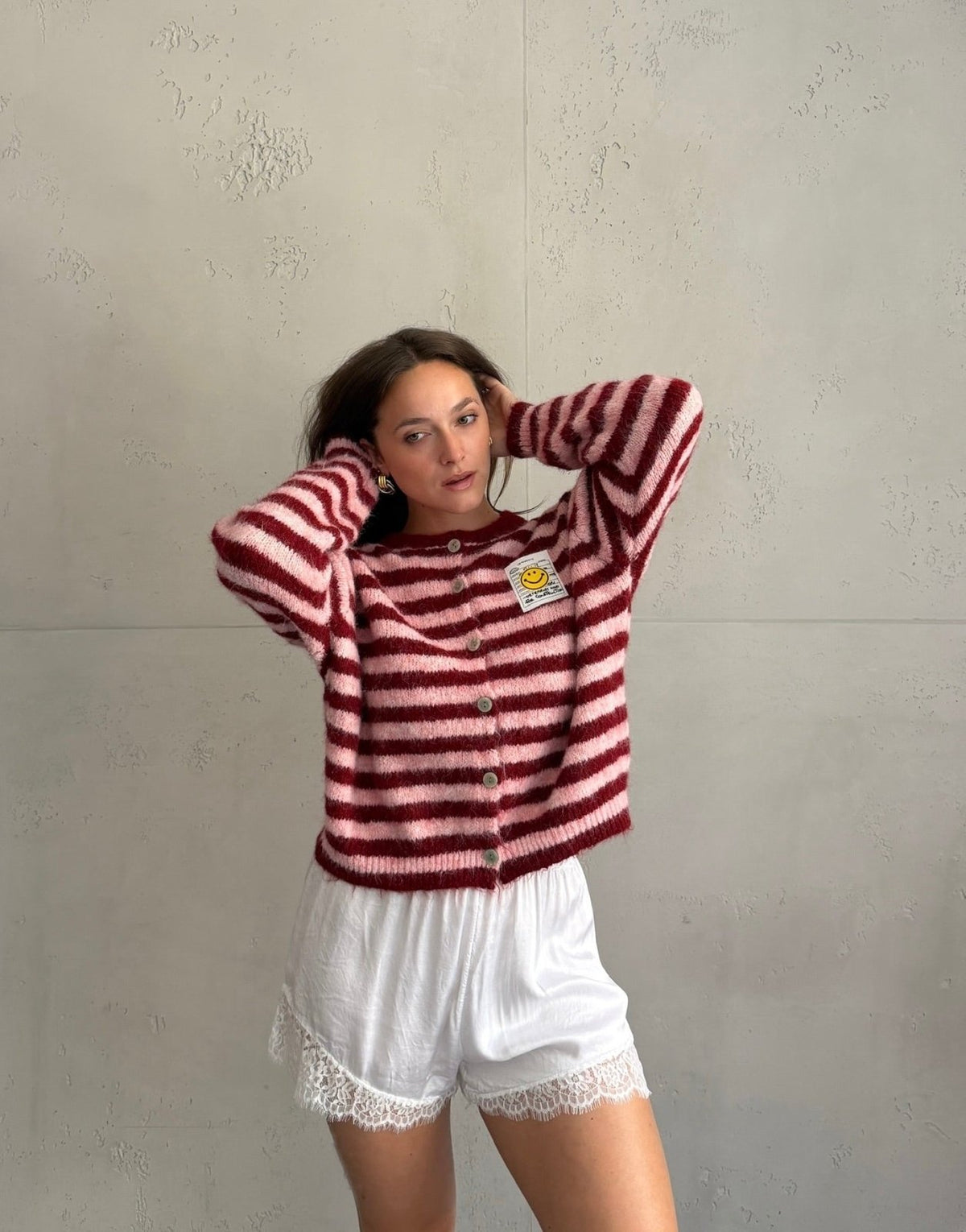 Durchgeknöpfte Strickjacke mit Streifen und Smiley Patch - Switch-Fashion