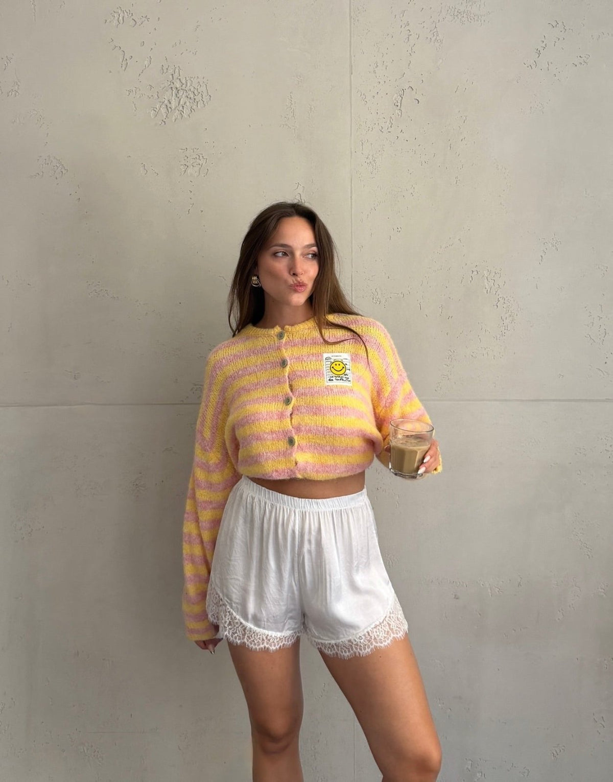 Durchgeknöpfte Strickjacke mit Streifen und Smiley Patch - Switch-Fashion