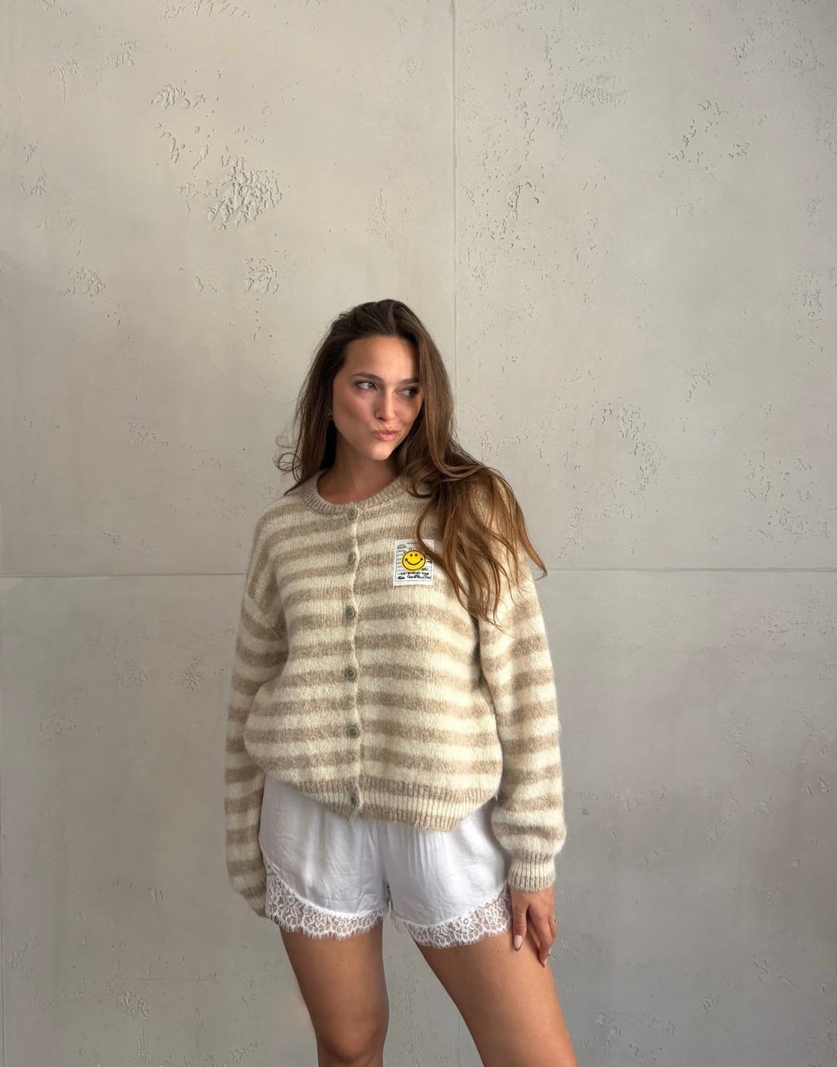 Durchgeknöpfte Strickjacke mit Streifen und Smiley Patch - Switch-Fashion