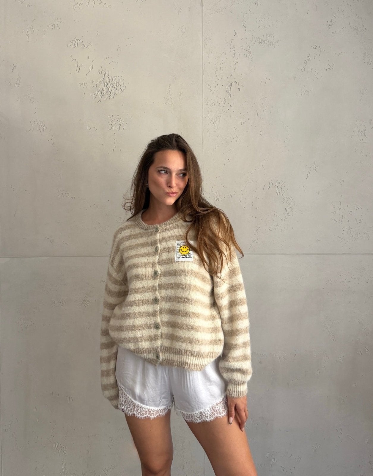 Durchgeknöpfte Strickjacke mit Streifen und Smiley Patch - Switch-Fashion