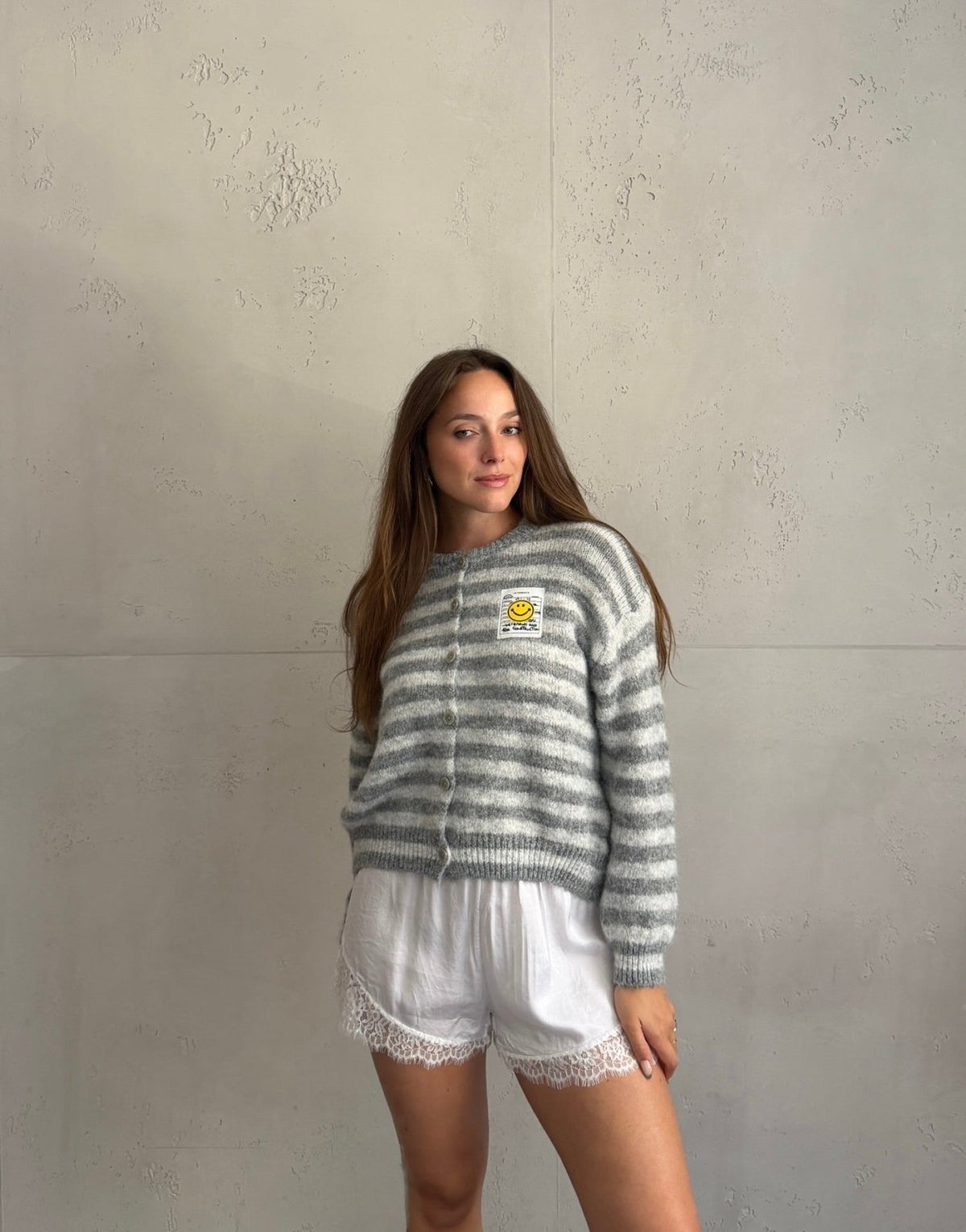 Durchgeknöpfte Strickjacke mit Streifen und Smiley Patch - Switch-Fashion