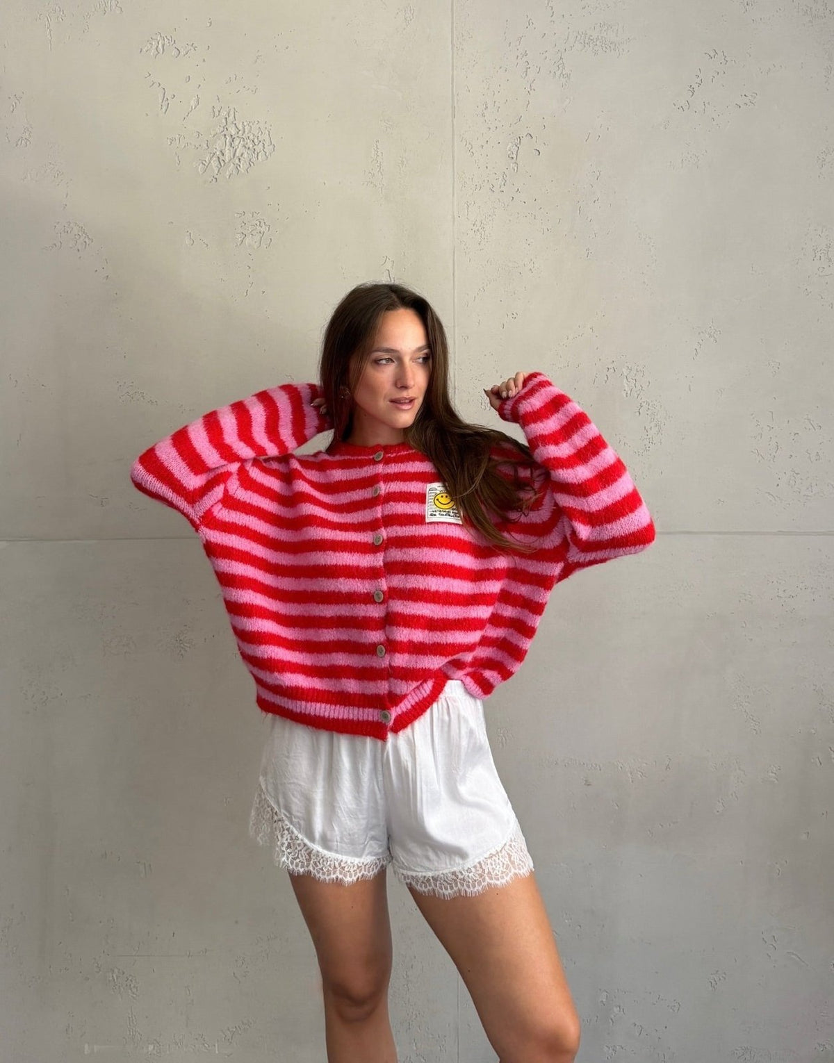 Durchgeknöpfte Strickjacke mit Streifen und Smiley Patch - Switch-Fashion