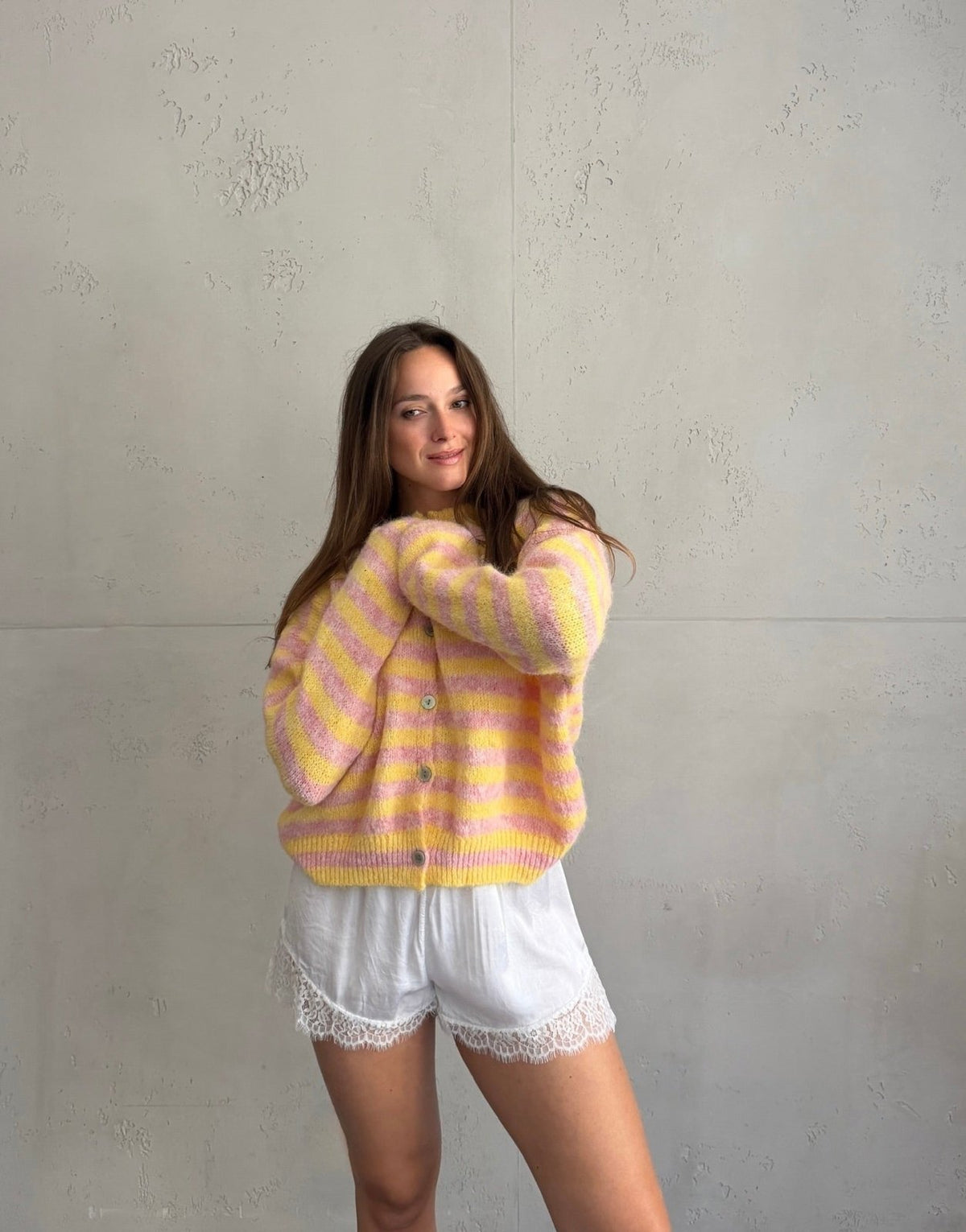 Durchgeknöpfte Strickjacke mit Streifen und Smiley Patch - Switch-Fashion