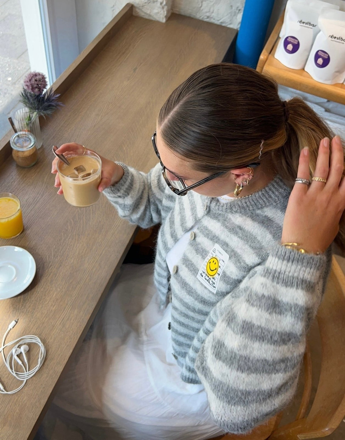 Durchgeknöpfte Strickjacke mit Streifen und Smiley Patch - Switch-Fashion