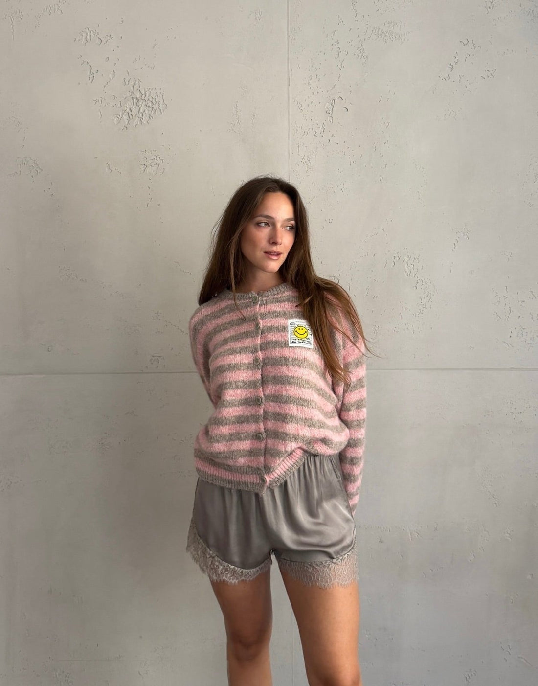 Durchgeknöpfte Strickjacke mit Streifen und Smiley Patch - Switch-Fashion
