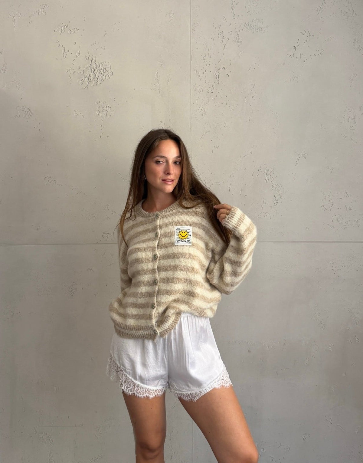 Durchgeknöpfte Strickjacke mit Streifen und Smiley Patch - Switch-Fashion