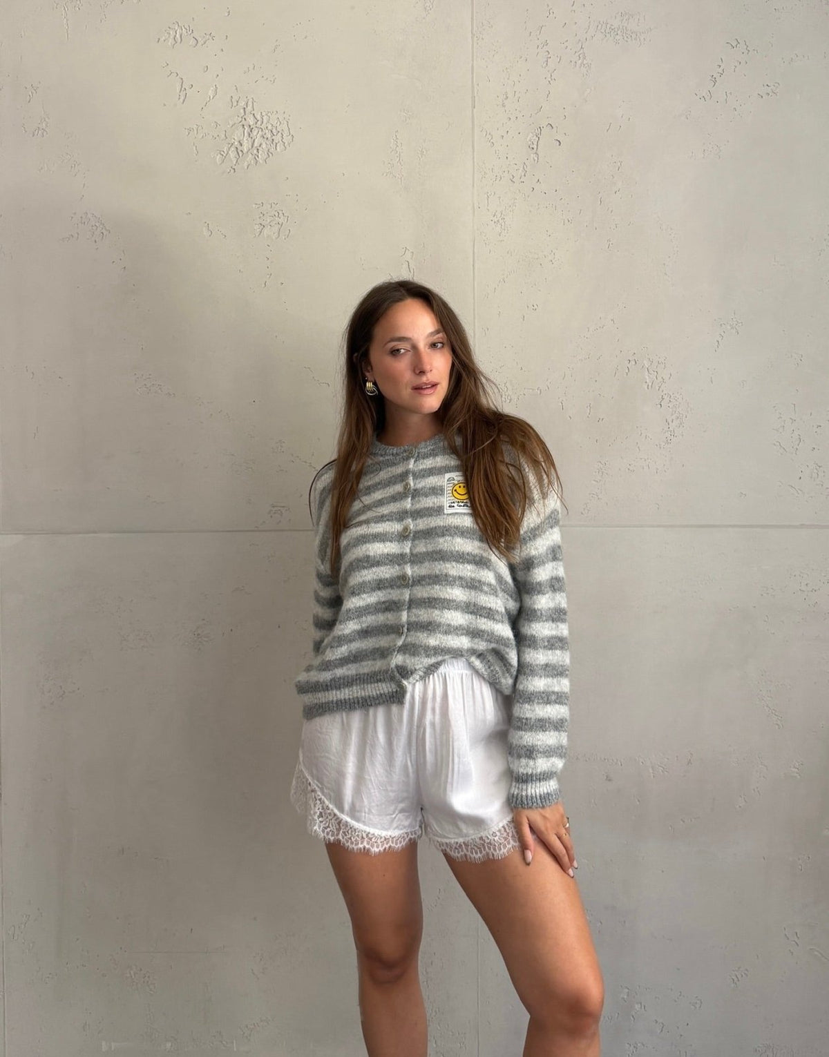 Durchgeknöpfte Strickjacke mit Streifen und Smiley Patch - Switch-Fashion