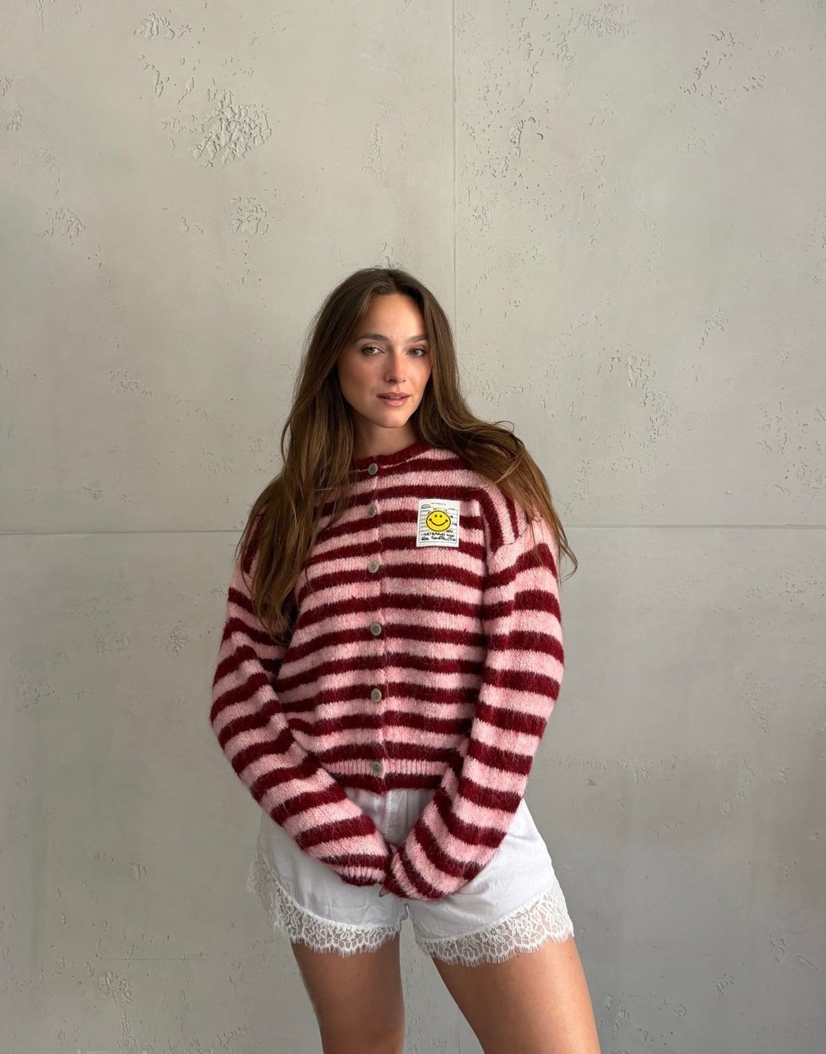 Durchgeknöpfte Strickjacke mit Streifen und Smiley Patch - Switch-Fashion